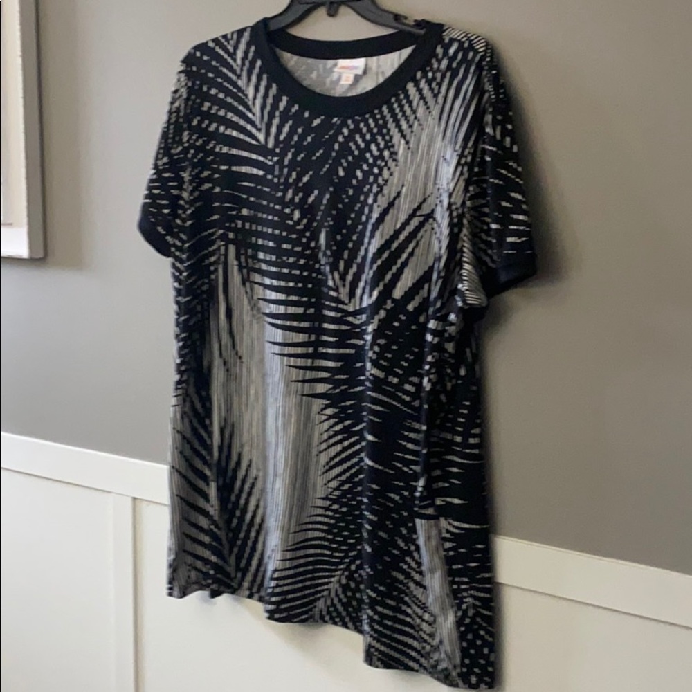 LuLaRoe Black and White Liv 3x tee